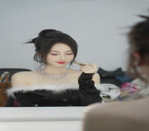 这么白吗鼓鼓晒美照：黑色一字肩礼服，谁看了能不心动！