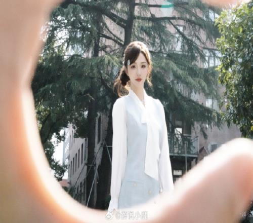 阳光小美女KPL解说小鹿晒照：阳光和鹿