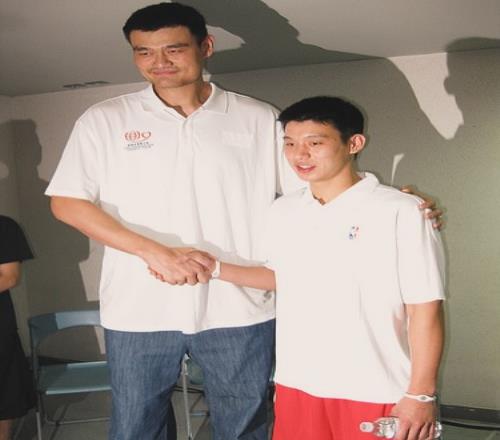 林书豪晒照致敬姚明：他为亚洲人闯出了一条路感谢你做的一切！