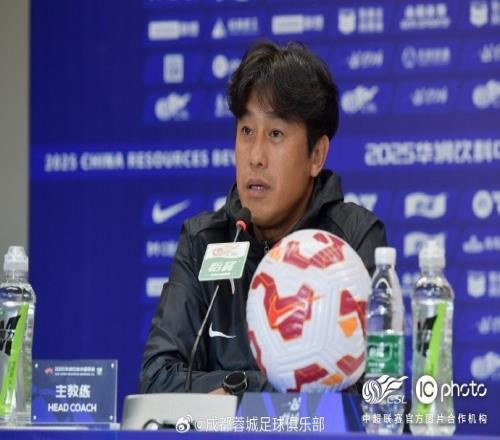 成都蓉城队主教练徐正源队长周定洋出席了中超联赛第1轮发布会