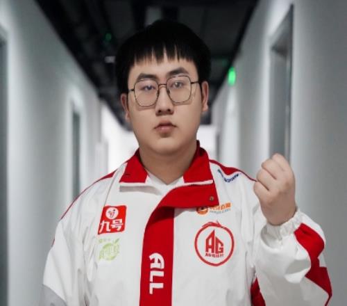 祝早日康复！成都AG超玩会官方：选手轩染洗澡时跌倒肘关节错位