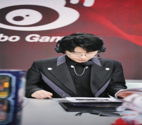 LNG官博发布Zhuo解说席返图：穿上帅气西装的卓哥！