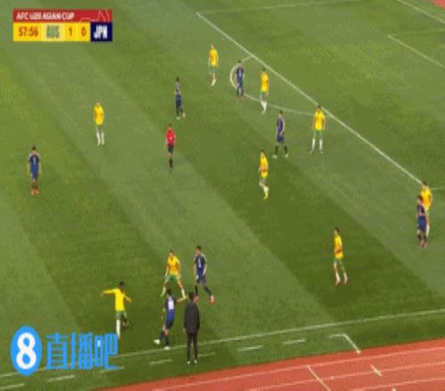 日本U20大关友翔远射中框，队友面对半个空门头球砸自己手臂