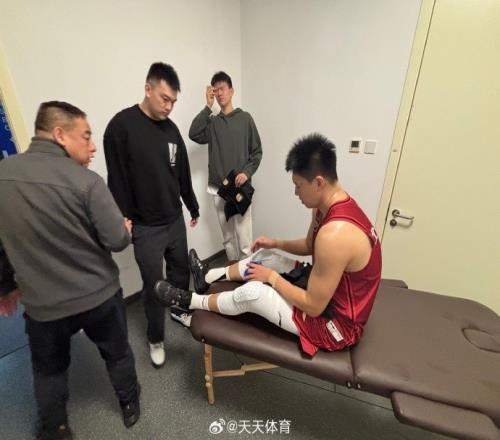 京媒：雷蒙感觉小腿外侧肌肉拉伤今晚缺阵&明天去医院检查