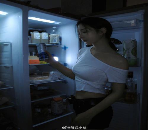 网传09被捕入狱小楼直播开香槟：我不能上嘴脸我那个时候被网暴成那样