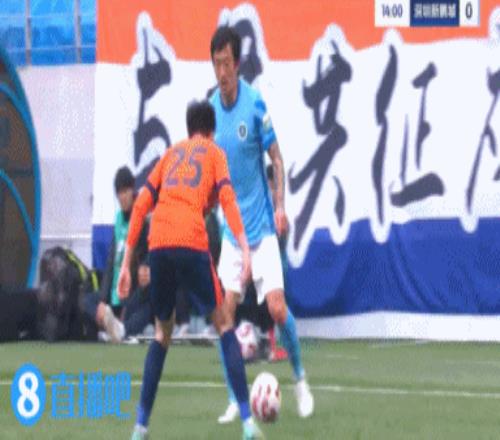 这口型姜至鹏对抗后倒地裁判没吹，他转身向场内说了些什么