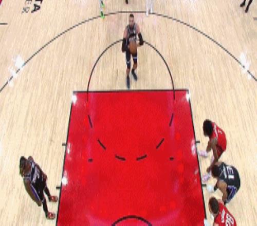 NBA规则不允许！瓦兰罚球不中申京在篮筐上方触球被吹干扰球