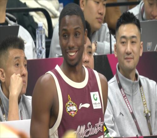 NBA扣篮王也惊了！陈登星飞跃7人胯下炸扣迪亚洛满脸惊叹