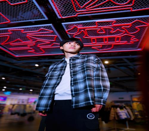 BLG工作人员分享ON拍摄返图配文：掉落帅图四张喵有帅哥！