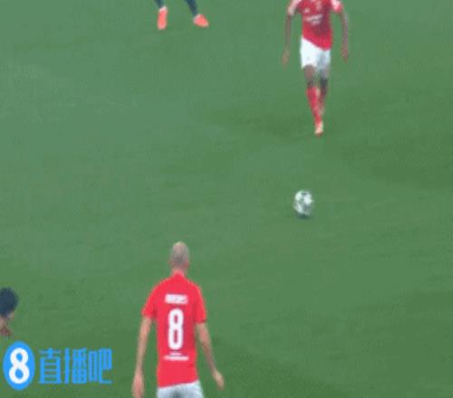 伊尼戈争抢中被巴列罗踩到，后者吃到黄牌