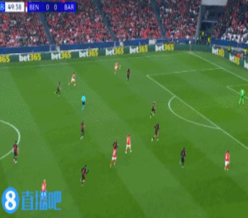 巴萨门前险象环生！本菲卡连续进攻，帕夫利季斯两失良机