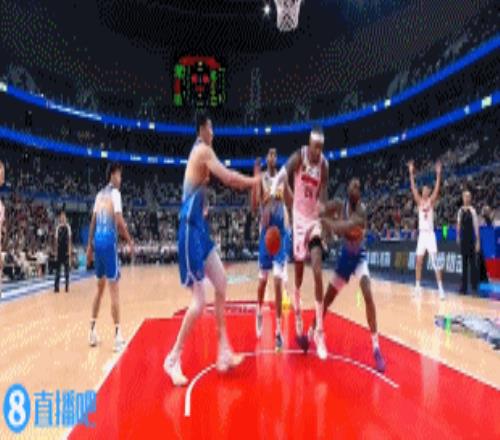 打出火药味！抢球时莫兰德将李炎哲顶倒前者违体犯规新疆队吃T