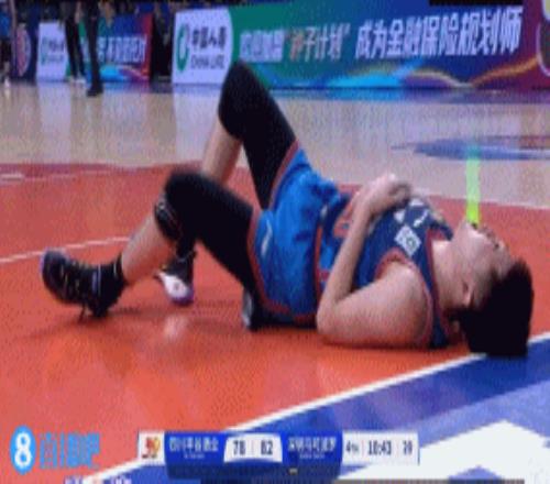 看着很疼！王薪凯防守被贺希宁肘到腹部倒地向裁判投诉无果