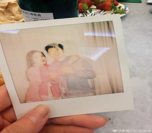 下一步造娃余霜：居然结婚两年了知足常乐