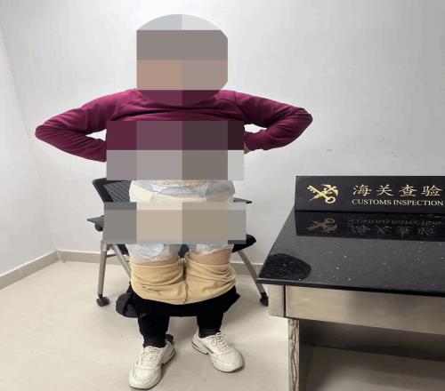 你这衣服还挺能藏啊！女子贴身绑藏《怪物猎人荒野》光盘入境被查：整整156张