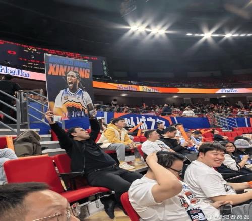这！浙江客战上海有球迷举着哈雷尔身穿新疆球衣照为上海加油