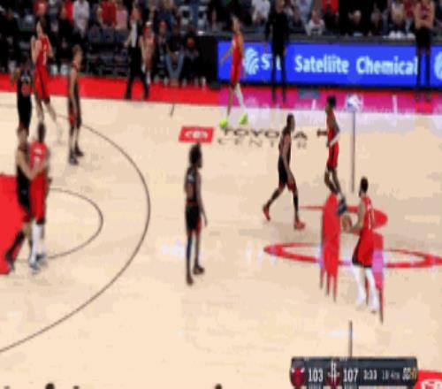 砍鲨了！关键时刻亚当斯被“砍”后两罚不中乌度卡随后将其换下