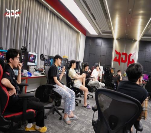 JDG官方发布训练返图：积极备战，首战加油！