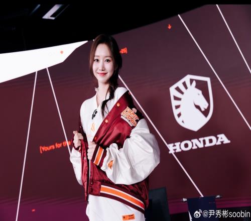 LCK美女主持尹秀彬晒照：虽然赛程很短，但真的非常开心！