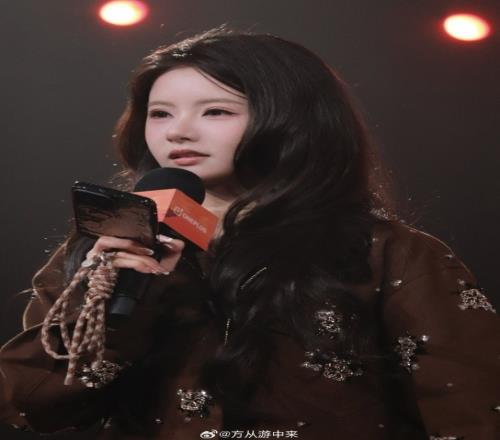 和平精英美女主持方游晒照：能不能进你怀里躲一会儿