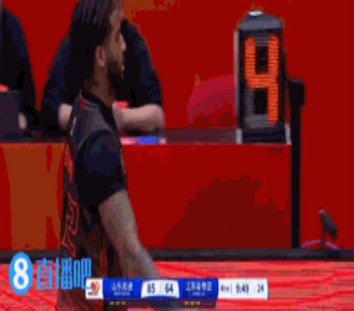 血亏！克里斯内线要位&拽倒吴羽佳6犯毕业回放后补吹违体犯规！