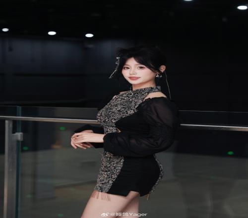 永劫无间美女主持娅鸽晒照：25年的第一份场照满意不
