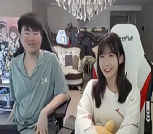 难崩！姿态骑脸问瞳夕：他们有人老刷什么瞳夕穿白丝了什么意思