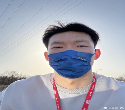 悠闲！周琦骑京牌电动车出行：太阳出来了开京牌兜兜风！