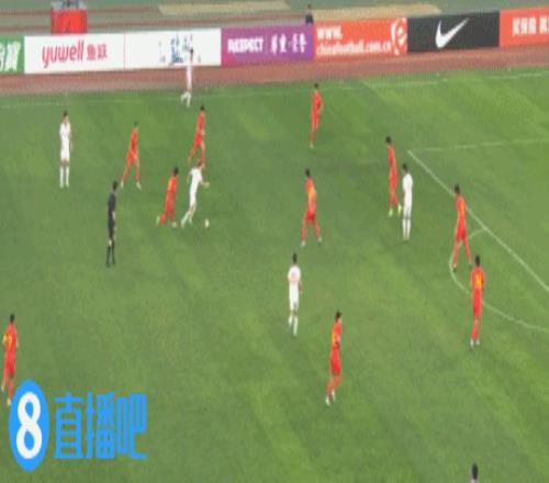 被2打6！U22国足丢球01落后越南，阮国越半转身铲射破门