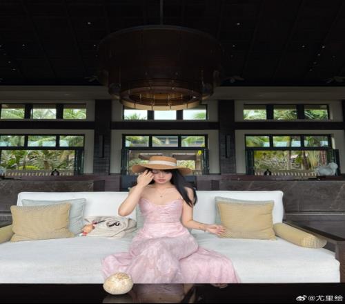 GALA前女友尤里绘晒照：再不休假要紫砂了