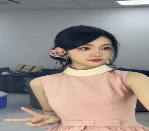 好长的腿！LPL互动主持十月分享照片：昨日三连