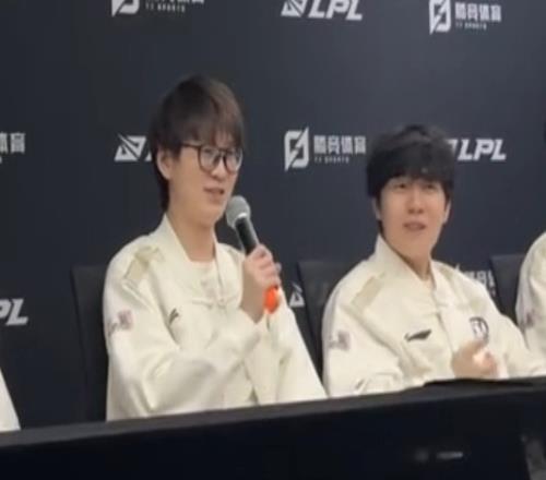 哥几个隔着演小品呢iG五人”话筒风云“：这话筒没用，只是装饰