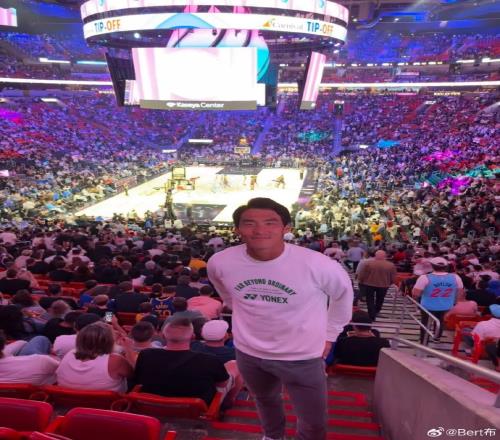 布云朝克特社媒晒照观看NBA：没有库里的勇士