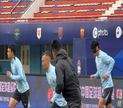 申花今天赛前踩场训练，中卫朱辰杰戴面具参加