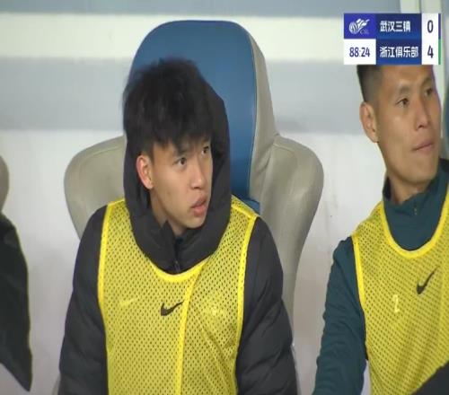 望无大碍！王钰栋伤退后回到替补席，本场造乌龙+收获中超处子球
