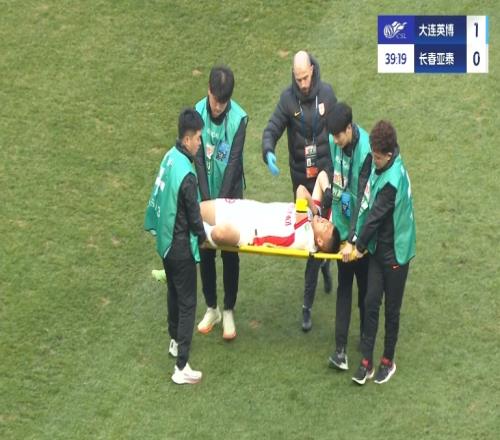 亚泰连续2人伤退！李申圆直接返回更衣室，谭龙被担架抬下球场