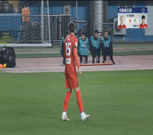 惨！杨意林替补登场15分钟又被换下本场比赛失误导致丢球