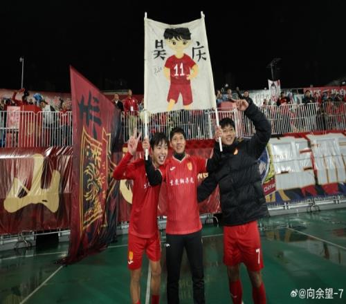 向余望社媒：首胜！继续赢下去！致敬庆哥，重庆的庆！