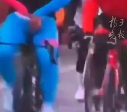 丢脸丢大了自行车赛选手边骑边小便被全球直播圈内人士吐槽导播业余