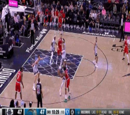 哥俩醒醒啊！哈登低级失误下一回合小卡也低级失误