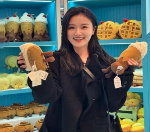 和平精英美女主持烨铃儿晒照：明明是去帮朋友孩子买