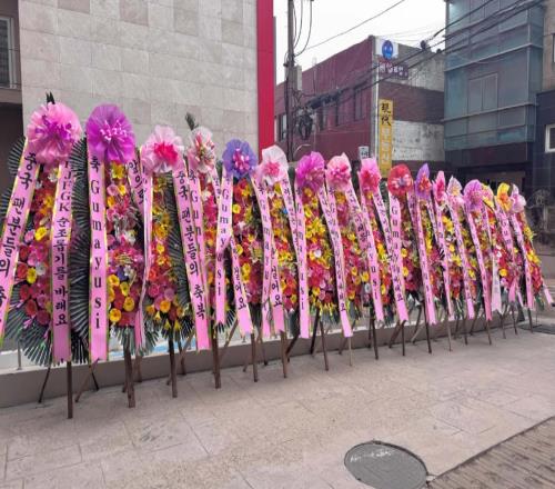 T1咖啡店门口，摆满中国粉丝给Gumayusi加油的花圈
