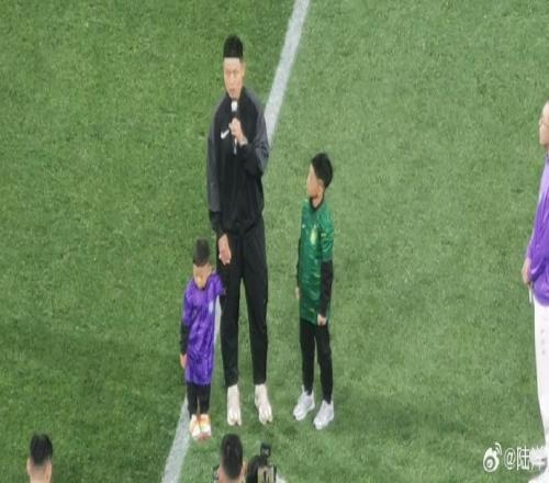 媒体人：于洋退役仪式上，国安&津门虎分别送上了退役球衣