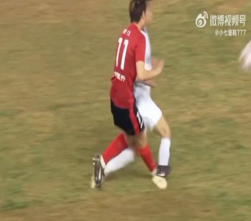 肿胀明显！博主晒三镇球员王毅脚踝被踩踏赛后情况