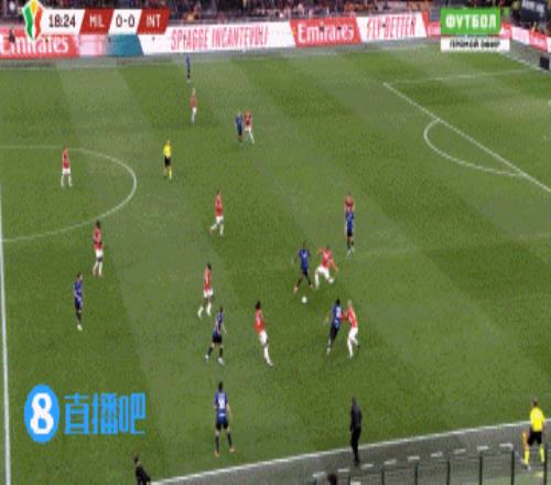 比塞克与特奥对抗后倒地，特奥染黄后抗议裁判