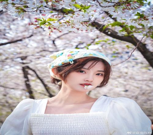 LPL女主持夏安晒照：狼狈地在地里疯狂找干净的花瓣儿