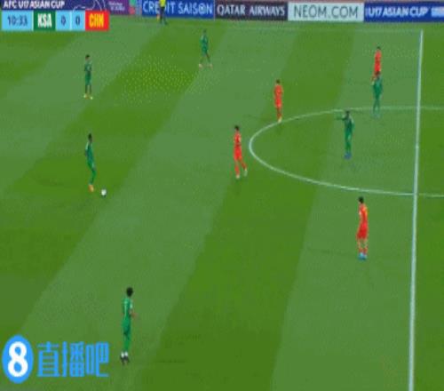 国少前场抢断对方门将未能形成射门，随后依合散致命滑倒丢球...