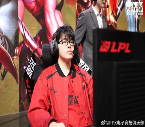 确实没绷住！FPX.Care次局关键被秒决胜局被四保一却难堪大用