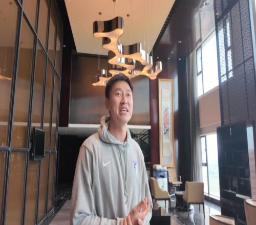 大连英博为42岁门将隋维杰庆生：24岁的小伙，今晚看你的了