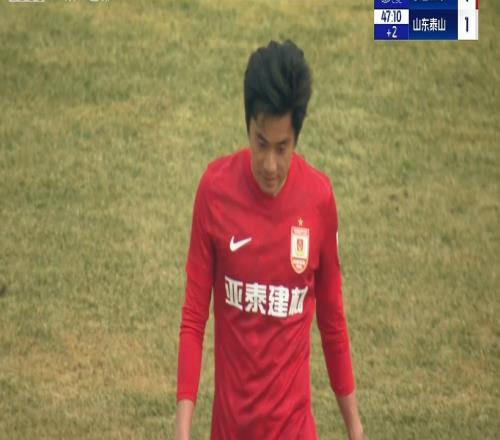 太可惜了！张华晨超远世界波因队友犯规被吹，无奈微微摇头